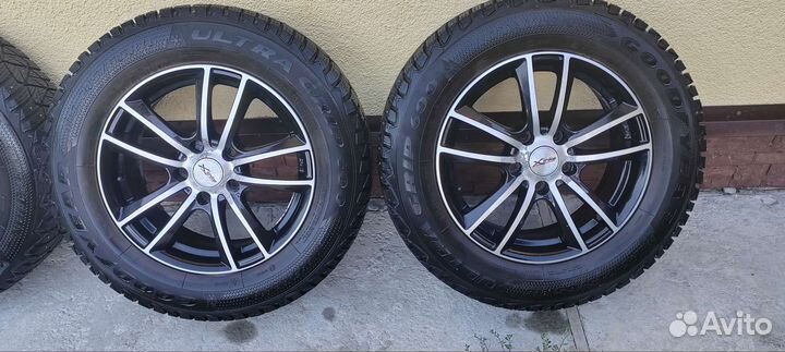 Goodyear Ultragrip 600 215/65 R16