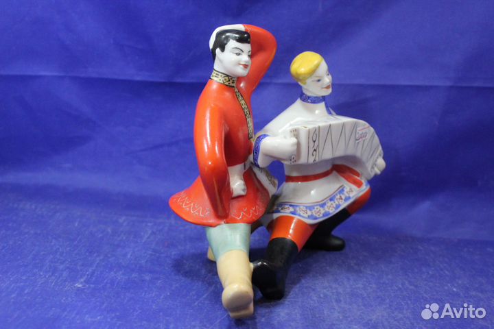 Фарфоровая статуэтка Русский танец перепляс гармош