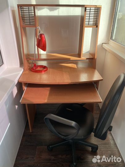 Компьютерный стол и кресло