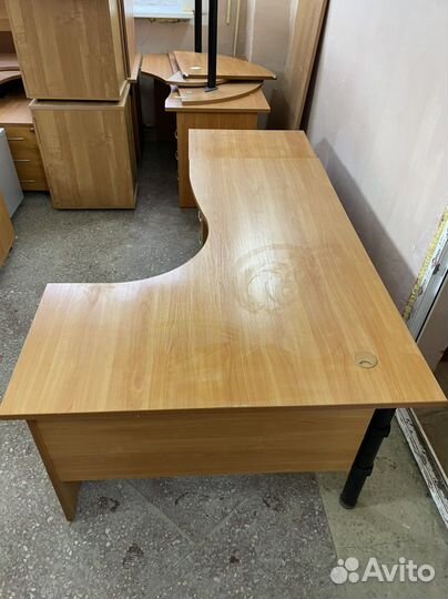 Угловой письменный стол