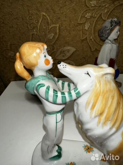 Фарфоровая статуэтка девочка С собакой