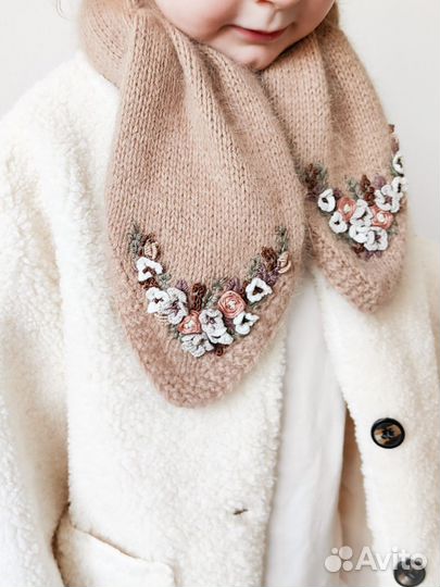 Детский вязаный шарф ручной работы с вышивкой