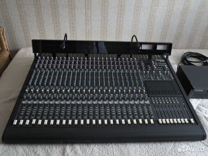 Микшерный пульт macki 24-8-BUS