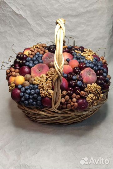 Корзина с фруктами и ягодами