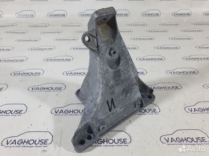 Кронштейн двигателя правый Volkswagen Passat B5
