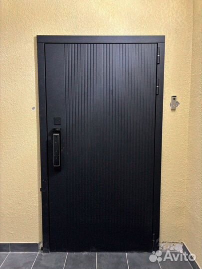 Дверь входная деревянная с коробкой