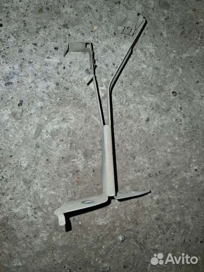 Кронштейн пыльника бампера Mercedes W204