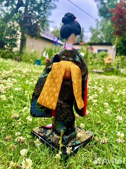 Статуэтка японка