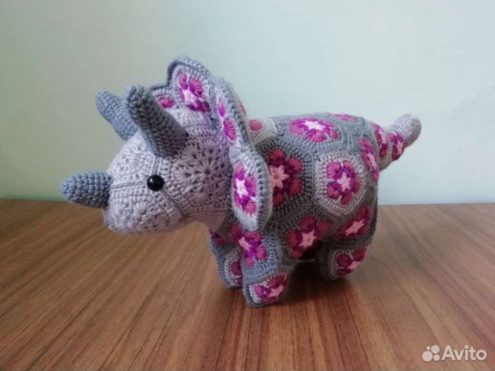 Динозавр, игрушка. Трицератопс