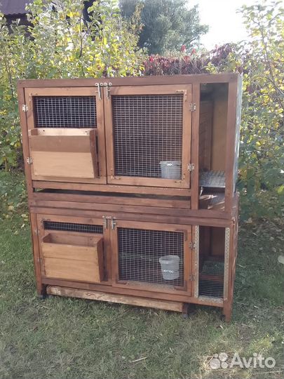 Домики с поддонами, кормушками.для кроликов