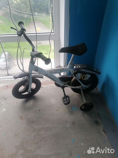 Детский велосипед с дополнительными колесами