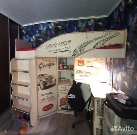 Кровать чердак со столом и шкафом