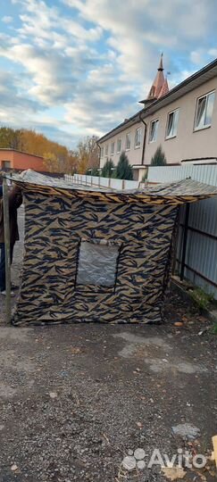 На стойках камуфляж палатка Гарнизон-4 из