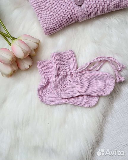 Шапочка и пинетки-носочки для новорожденного