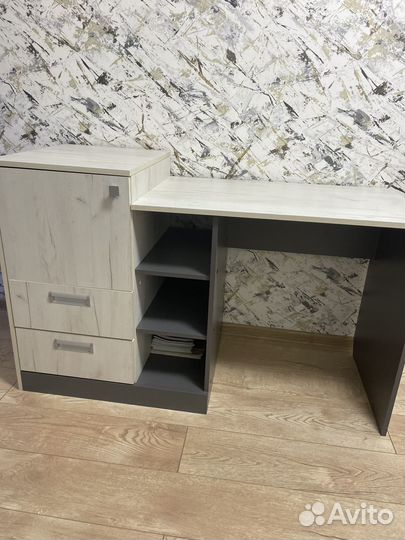 Письменный стол