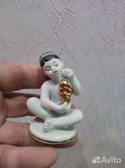 Статуэтка мальчик с виноградом лфз