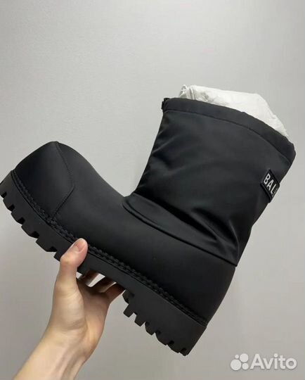 Ботинки balenciaga alaska boots на руках