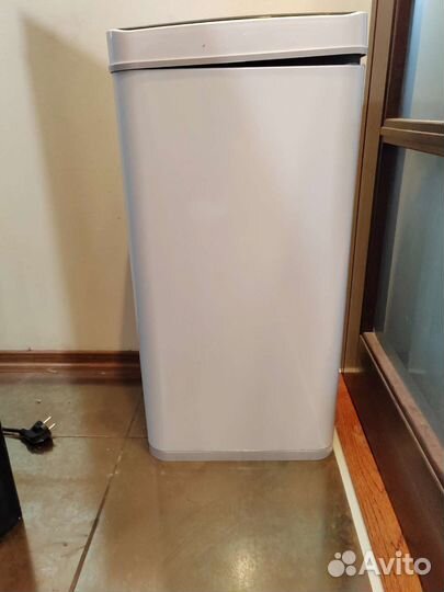 Контейнер для мусора с автоматической крышкой