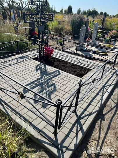 Благоустройство могил укладка плитки