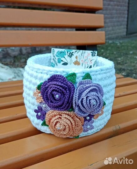 Корзинка из трикотажной пряжи с цветами