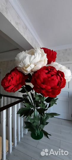 Композиция из ростовых цветов, фотозона