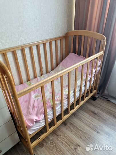 Детская кроватка с матрасом и бельем