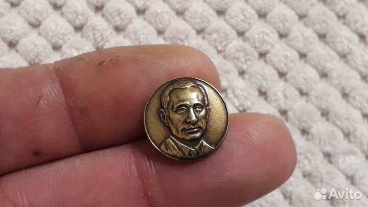 Маленький тяжелый знак Путин