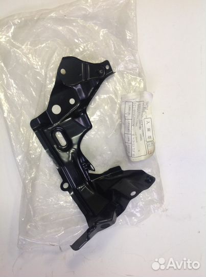 Кронштейн крыла правого Subaru Legacy 2003-2006