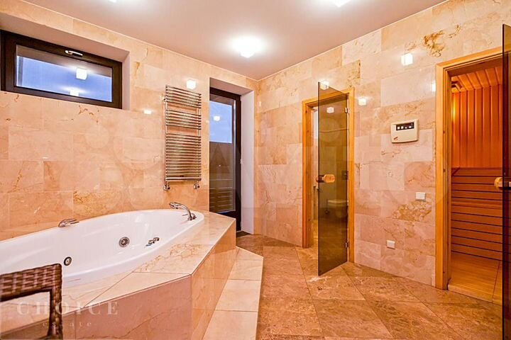 Коттедж 470 м² на участке 9 сот.