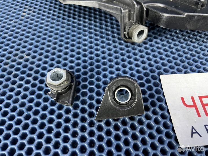 Кронштейн крепления правой фары VW Touareg до 2007