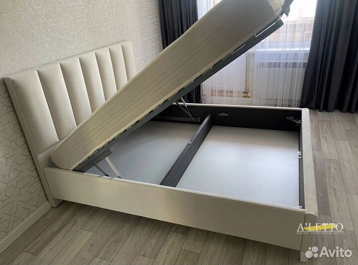 Кровать двуспальная с подъемным механизмом