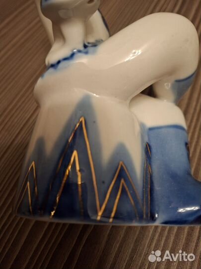 Фарфоровая статуэтка скоморох с куклой