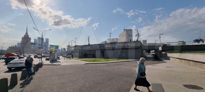 Торговое помещение между М.Видео и Перекрёстком