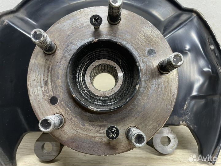 Кулак передний левый Honda Civic 4D 1.8