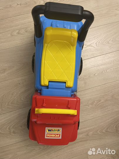 Игрушечная машина