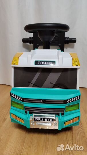 Машинка-каталка с родительской ручкой