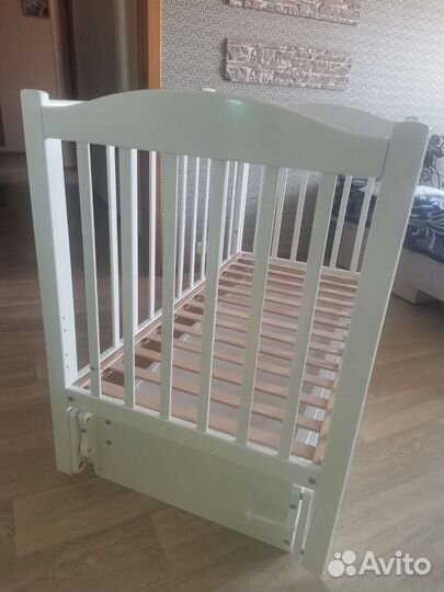 Детская кроватка с маятником белая