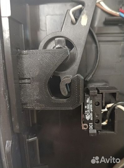 Защелка дверцы кофемашины Simens Bosch