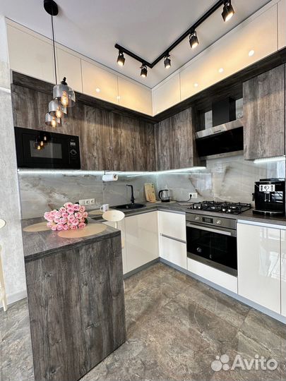 Кухня на заказ под потолок