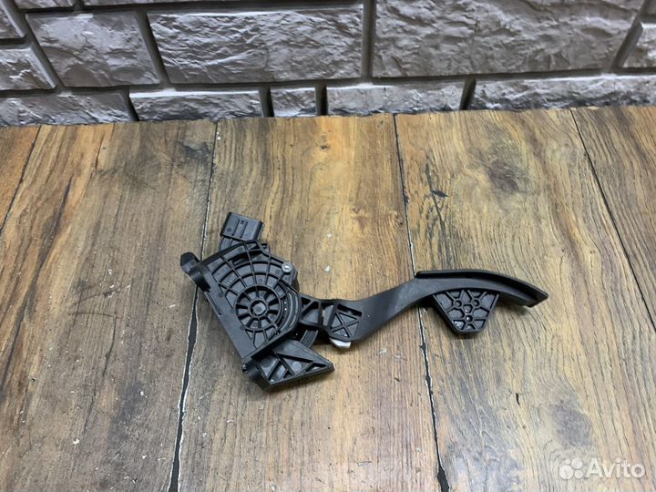 Skoda Rapid Педаль газа