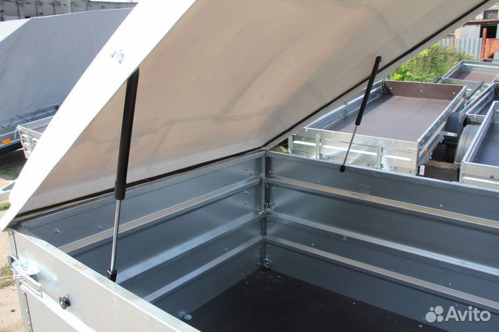 Прицеп с высоким бортом и крышкой