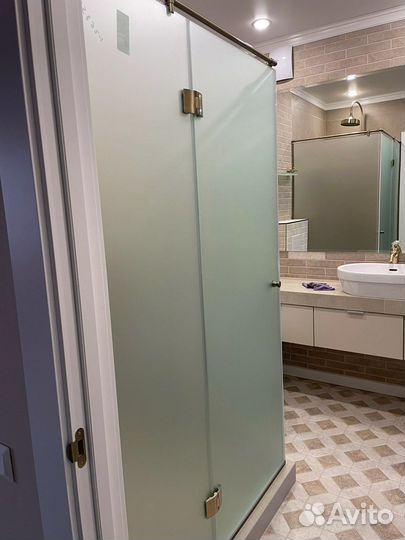 Стеклянные душевые перегородки