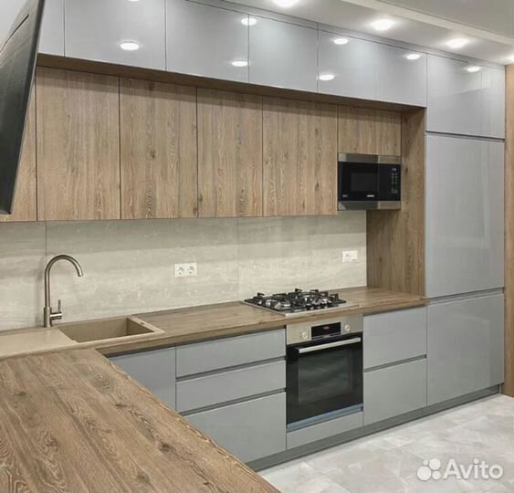 Прямая кухня в бежевом глянце и матовом дереве