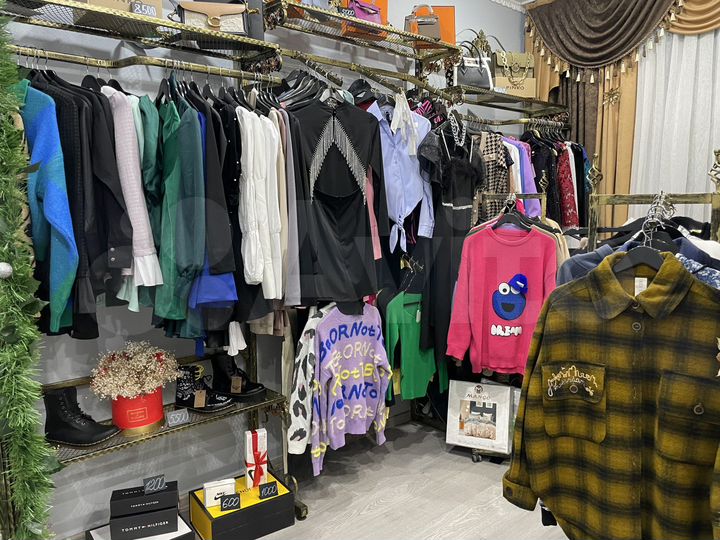 Аренда рейла вешалки полки в шоуруме