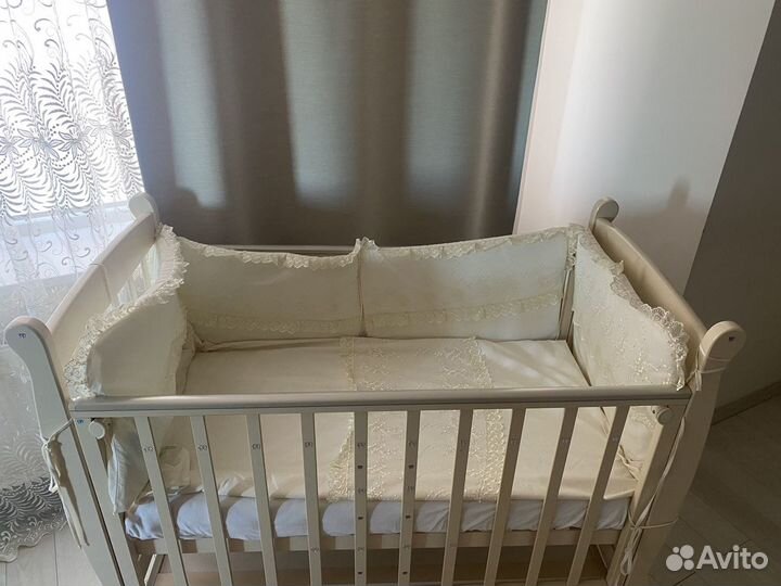 Детская кроватка с маятником (можга)