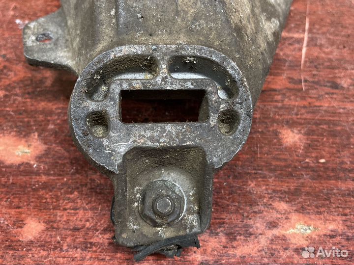 Правый кронштейн двигателя ауди 100 С4