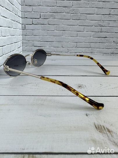 Солнцезащитные очки Moschino