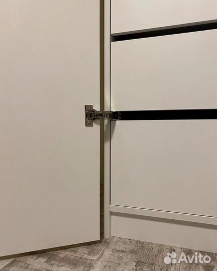 Современный распашной шкаф