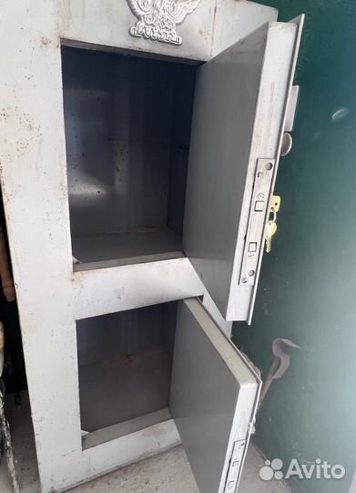 Сейф металлический