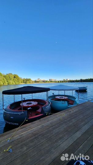 Лодка барбекю с грилем и мотором